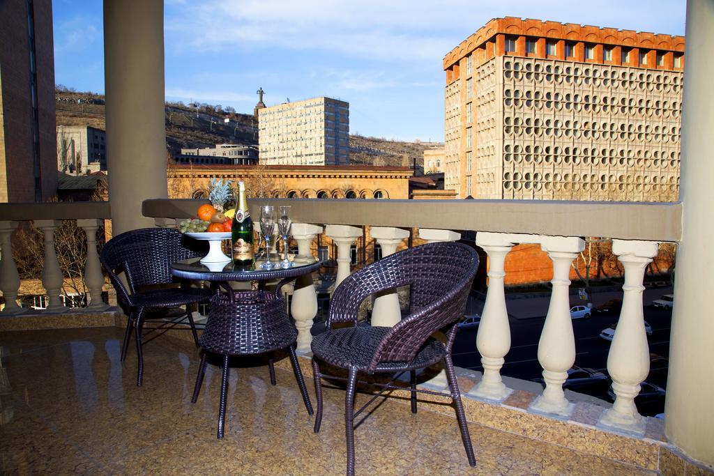Imperial Palace Hotel Erevan Esterno foto